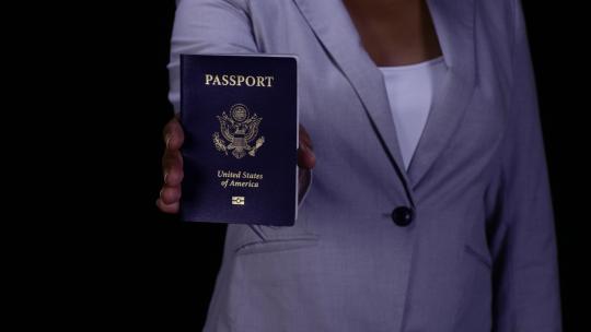 女人展示护照