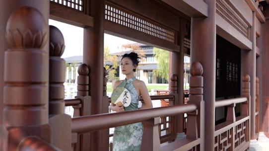 江南古装旗袍美女中式庭院园林散步视频素材模板下载