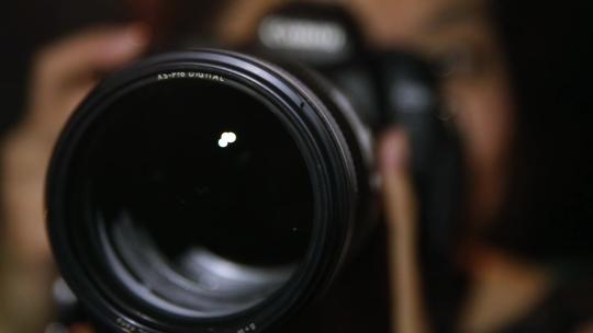 夜晚记者私家侦探用单反相机抓拍抓拍照