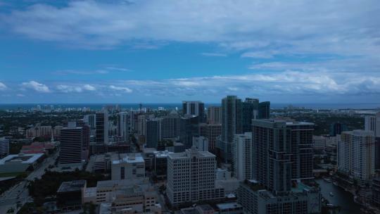 无人机拍摄的城市景观，高楼和深蓝色多云的天空