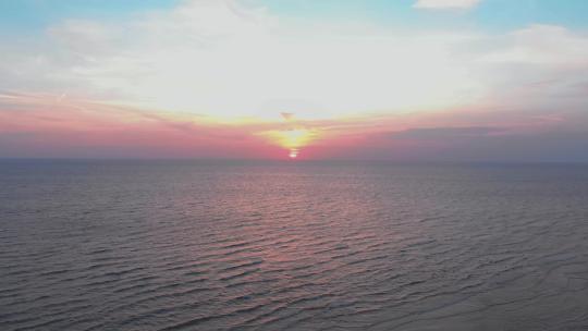 碧波荡漾的大海上的日落