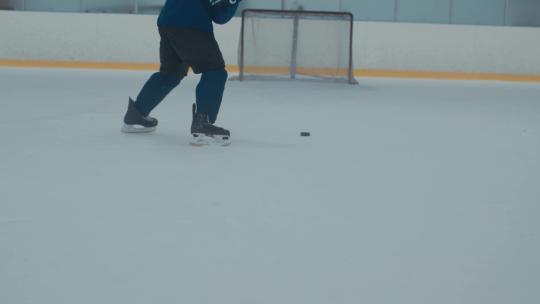 冰球运动员射击冰球