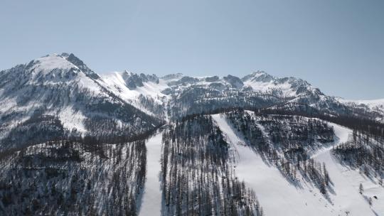 无人机拍摄的冬季阿尔卑斯山视频素材模板下载