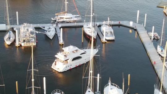 美国路易斯安那州新奥尔良市新奥尔良游艇俱乐部码头的豪华机动游艇。-天线