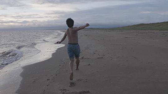 海滩上的舞者旋转跳跃