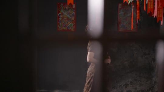 唯美穿旗袍美女逛老西关古建筑骑楼许愿树