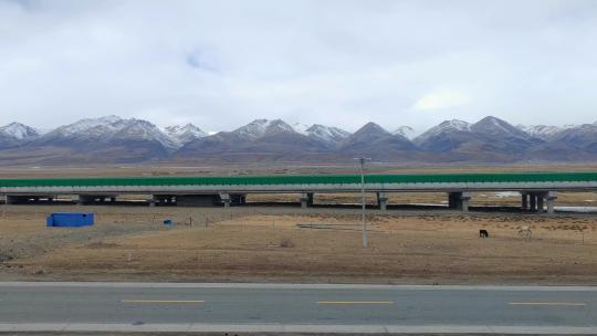 青藏高原火车窗外青藏线青藏公路