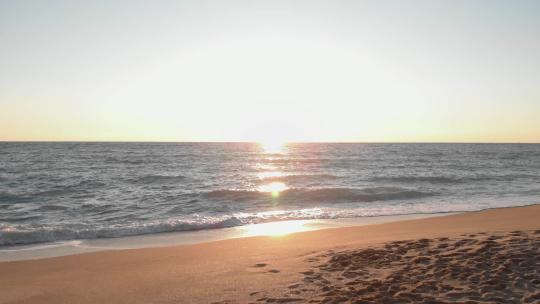 日落时热带海滩