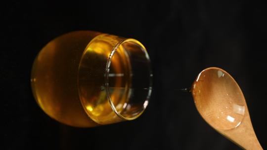 蜂蜜蜂糖蜂汁糖浆纯竖版黑色背景