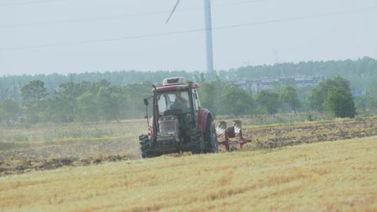 拖拉机耕作土地慢镜头