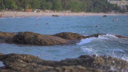 普吉岛班塔欧海滩上浪花击打礁石