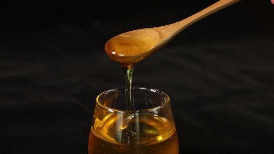 蜂蜜蜂糖蜂汁糖浆纯黑色背景视频素材模板下载