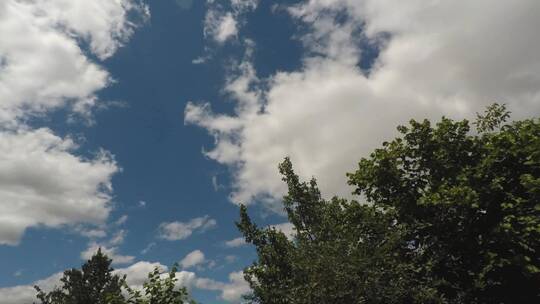 白天的蓝天白云延时摄影