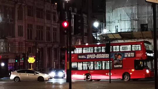 伦敦夜晚十字路口的交通状况