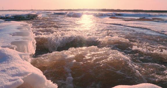 冰雪开始融化的河流