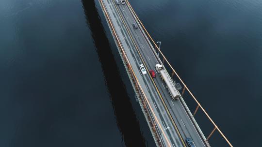 桥上跟随油轮跨海大桥车流大桥1视频素材模板下载