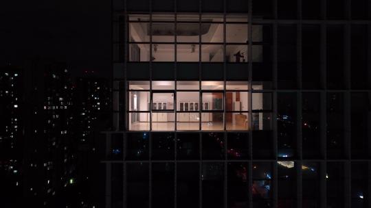 夜晚写字楼独自一人俯瞰城市地产意象镜头