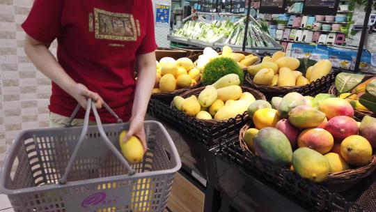 4K  超市蔬菜果蔬区购买的女人