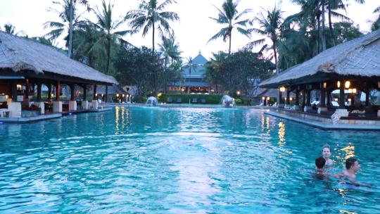 傍晚巴厘岛阿雅娜Ayana洲际酒店露天泳池
