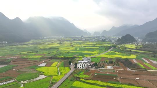 清晨阳光洒在万峰林的村庄