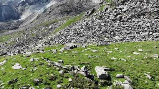 航拍攀登甘孜党岭主峰夏羌拉雪山登山者