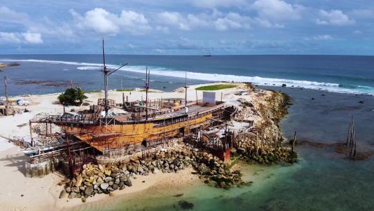 航拍巴厘岛废弃的船