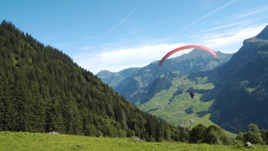 滑翔伞从山上飞下来