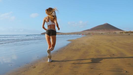 海滩奔跑的女性