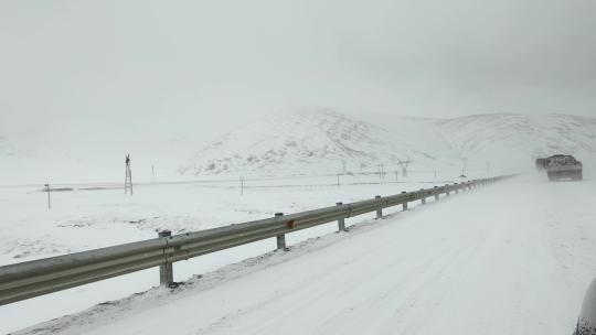 西藏旅游317国道车窗外冰雪路面暴风雪