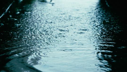 下雨水面慢镜头4K实拍