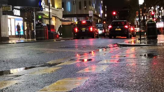 雨夜伦敦街上的轻车
