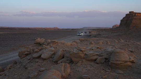 新疆旅游大海道魔鬼城无人区自驾穿越车流
