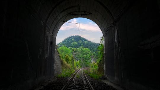 火车洞第一视角火车隧道出火车隧道路铁轨
