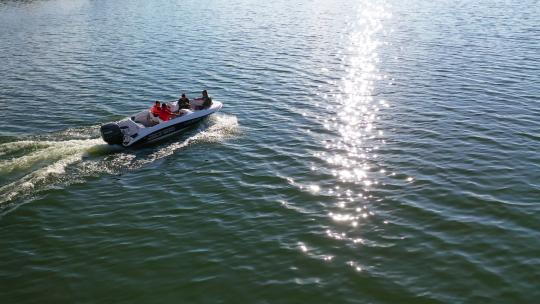 在河上航行的船。在河上航行的摩托艇的无人机视图视频素材模板下载