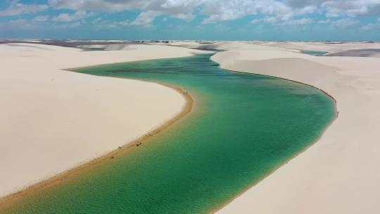 巴西标志性的雨水湖和沙丘。Lencois Maranhens巴西。