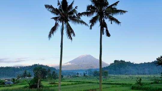 印度尼西亚巴厘岛阿贡山的鸟瞰图。