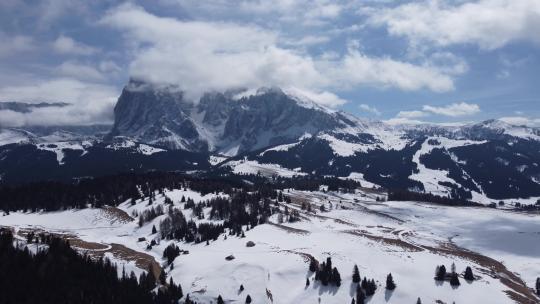 4K航拍意大利多洛米蒂公园度假滑雪轨道车