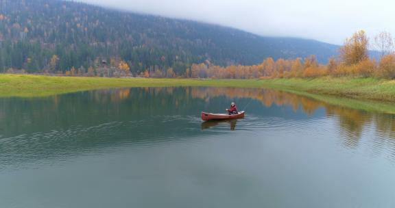 一个人在湖上划船