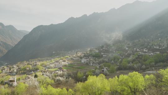 梨花盛开的四川甘孜州丹巴县中路藏寨