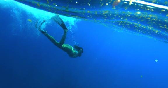 女人在海洋中浮潜