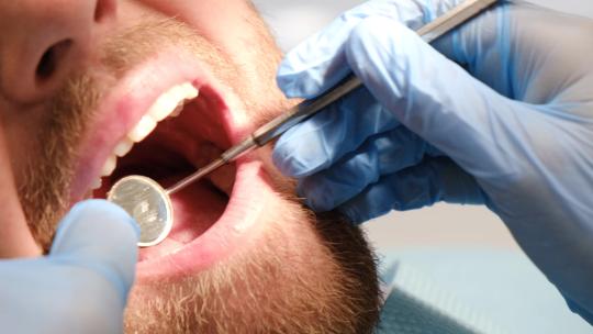 牙医检查男人的牙齿