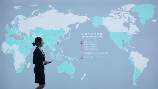 4k公司展厅为客户介绍产品全球分布视频素材模板下载