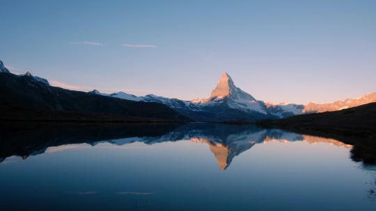 瑞士阿尔卑斯山马特洪峰和斯泰利西湖的风景如画