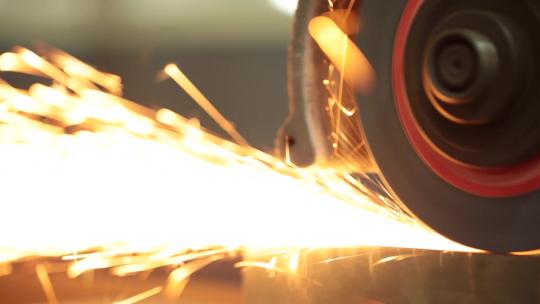 打磨机工业生产设备溅起铁花火花