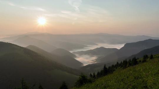 日落下的阿尔卑斯山的自然景观