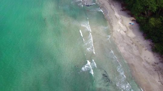 哥斯达黎加卡韦塔蓬塔乌瓦的无人机视图。热带海滩。4K视频