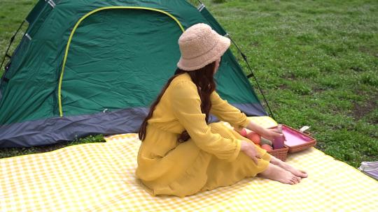 4K少女野餐垫户外野餐惬意喝酒实拍视频
