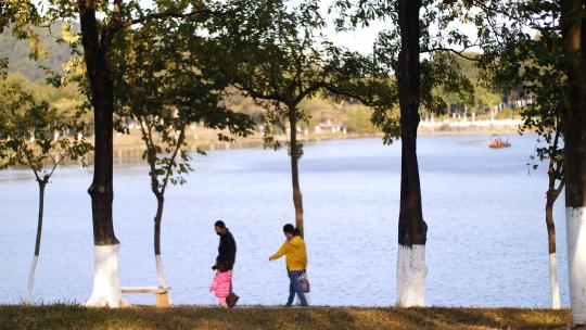 城市生活公园湖边河边人们行走4k视频素材