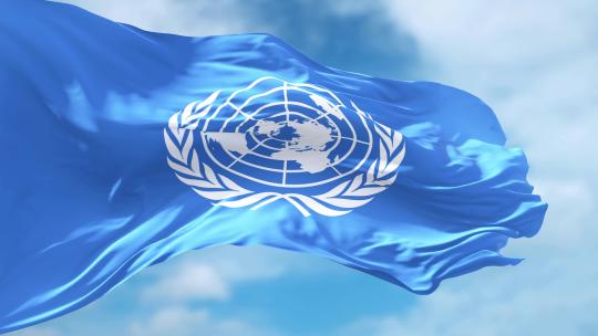 蓝天下联合国旗帜飘扬