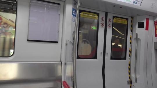4K地铁内实拍到站停车与起动视频素材模板下载